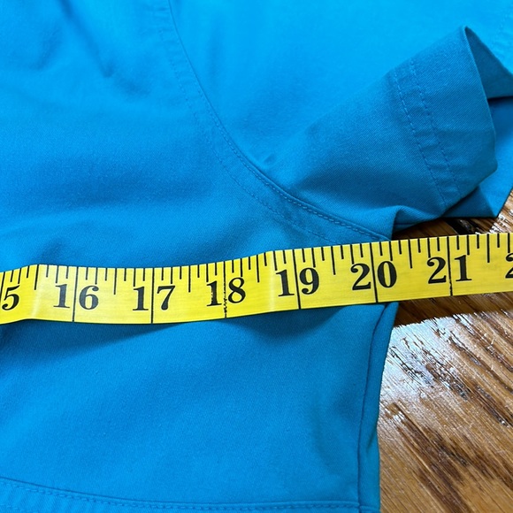 Dansko scrub top, aqua/teal size medium.  Short sleeves, pockets on side. - Picture 12 of 15